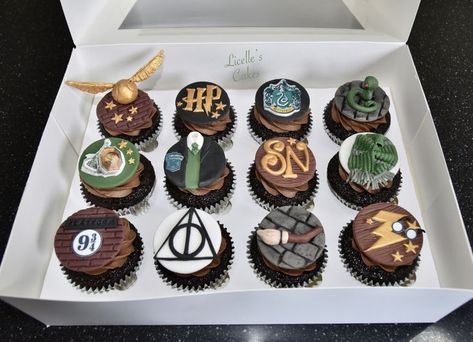 Harry Potter Slytherin cupcakes with fondant, edible print and raw spaghetti decorations. Slytherin Cupcakes, Harry Potter Mini Cake, Harry Potter Cupcakes Ideas, Cupcakes Harry Potter, Pastel Harry Potter, Harry Potter Cupcakes House Colors, Hp Cake Birthday, Harry Potter Sweets, Harry Potter Cupcakes Sorting Hat