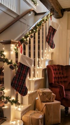 Christmas Decor Stairs, Traditional Christmas Wrapping, Ideas For Stairs, Staircase Christmas, Rustic Garland, Christmas Stairs Decorations, Christmas Staircase Decor, Christmas Stairs, Plaid Stockings