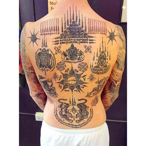 School Tattoo Ideas, Muay Thai Tattoo, Yantra Tattoo, Khmer Tattoo, Buddhist Tattoo, Thailand Tattoo, Bamboo Tattoo, Sak Yant Tattoo, Cross Tattoos