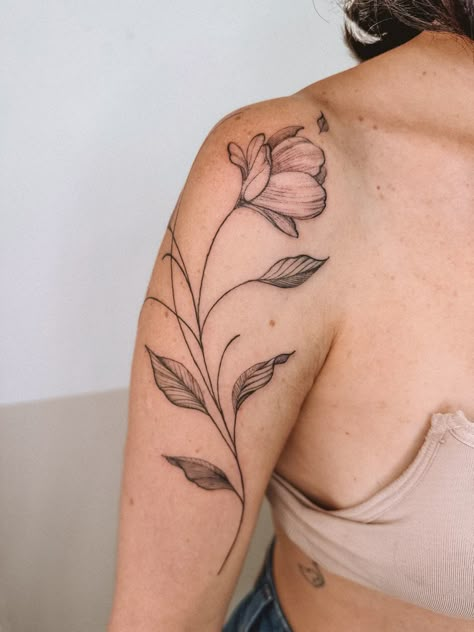 Woman Side Tattoo, Flores Tattoo Mujer, Realistic Sunflower Tattoo, Celestial Tattoos, Upper Arm Tattoo, Celestial Tattoo, Ink Stains, Line Flower, Cute Tattoos For Women