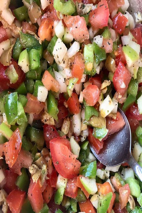 Fresh Tomato, Pepper, and Onion Salad with Mint - Parsley and Icing Tomato Onion Recipe, Salad With Mint, Pepper Recipes, Fresh Tomato Recipes, Olive Relish, Onion Salad, Mint Recipes, Green Peppers, Summer Dessert Recipes