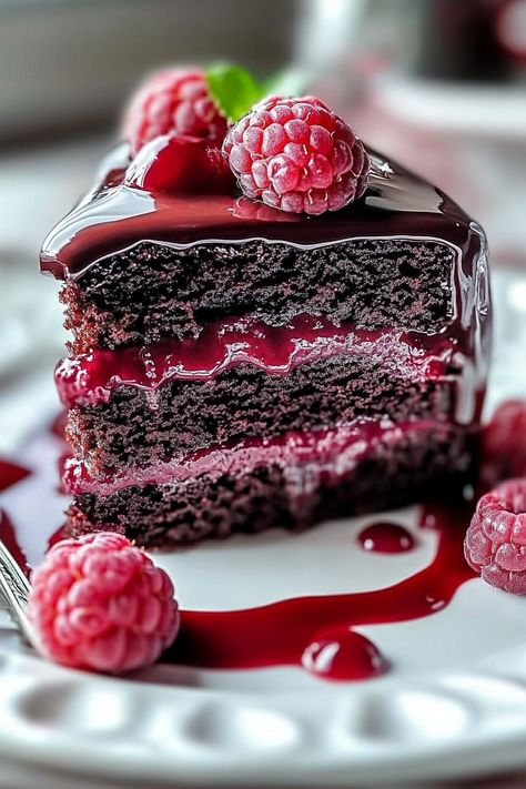 Chocolate Raspberry Cake Chocolate Cake With Berry Filling, Homemade Raspberry Cake Filling, Rasberry Cake Ideas, Choc Raspberry Cake, Raspberry Filled Chocolates, Chocolate Cake With Filling, Raspberry Chocolate Desserts, Raspberry Desserts Cake, Chocolate Raspberry Dessert