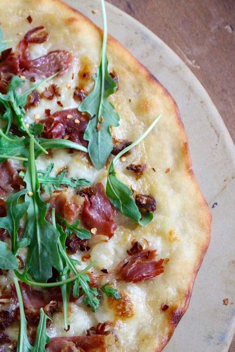 This flatbread has it all; creamy mascarpone, salty and crispy prosciutto, sweet and chewy dates, fresh and bitter arugula with just a hint of spice from the red pepper flakes. #flatbread #pizza #homemade #recipe #easy | zestedlemon.com Crispy Flatbread, Prosciutto Pizza, Crispy Prosciutto, Pizza Homemade, Flatbread Recipe, Date Recipes, Italian Appetizers, Flatbread Recipes, Flatbread Pizza