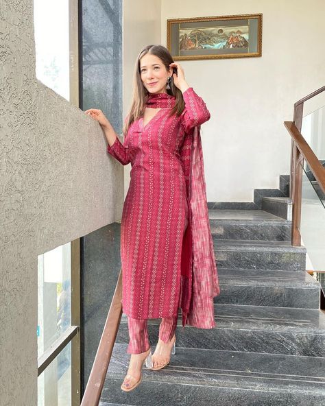 Daily Wear Kurta Designs, Straight Suit Designs With Pants, Daily Wear Suits For Women, Suits For Women Office, Office Kurti, Simple Indian Suits, Silk Kurti Designs, Simple Kurta, Dress Saree