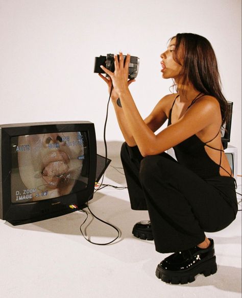 camcorder photoshoot Studio Photoshoot Ideas Creative, Artist Photoshoot, Y2k Photoshoot, Studio Photoshoot Ideas, Grad Photoshoot, Photoshoot Studio, Creative Photoshoot Ideas, Creative Portrait Photography, Model Inspo