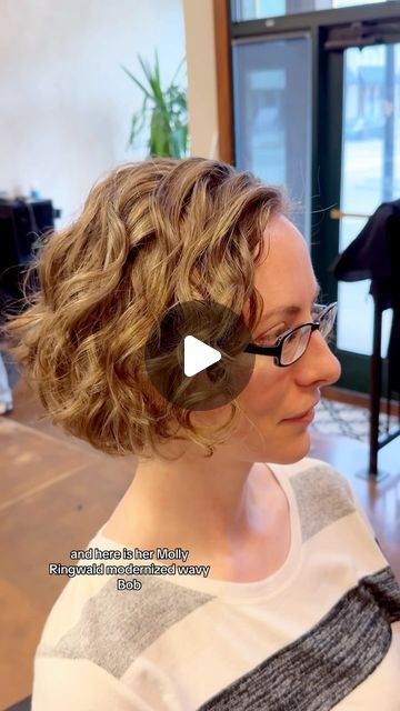 OHIO CURLY HAIR SPECIALIST on Instagram: "Part 2: How I Styled This Short Wavy Bob

 #curlybob #shortbob #stylingwavyhair #wavyhairtips #curlspecialist #innersensepro" Wavy Hair Bob Haircut, Wavy Bob Tutorial, Curling Short Hair Tutorial, Wavy Hair Bob, Short Curly Bob Haircut, Bob Tutorial, Curly Bob Haircut, Curly Hair Specialist, Wavy Hair Tips