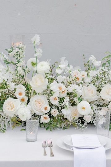 Elegant wedding centerpiece idea - white flower + greenery centerpiece {Stems Floral Design} Baby's Breath Centerpiece, Elegant Wedding Centerpiece, Greenery Centerpiece, Modern Wedding Decor, Wedding Flower Decorations, White Wedding Flowers, Wedding Flower Arrangements, Baby's Breath, Wedding Tablescapes