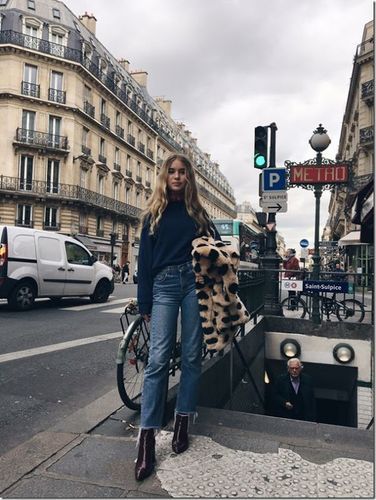 The ultimate 7 Feel-Good must haves every fashionable woman needs in January 2017 Fall Fashion Coats, French Girl Style, Moda Chic, Navy Blue Sweater, Looks Street Style, Mode Inspo, 가을 패션, French Girl, Gigi Hadid