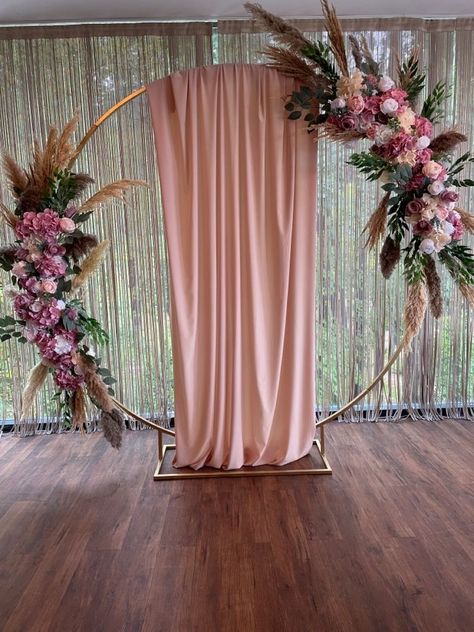 Diy Boho Floral Swag, Diy Wedding Backdrops, Fairy Light Backdrops, Wedding Backdrop Ideas, Boxwood Hedge, Wedding Decorations On A Budget, Wedding Backdrops, Diy Wedding Backdrop, Wedding Backdrop Design