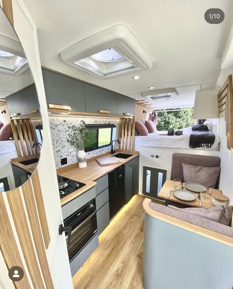 Rangement Caravaning, Astuces Camping-car, Motorhome Interior, Camper Interior Design, Tiny House Camper, Conversion Van, Kombi Home, Sprinter Van Conversion, Van Conversion Interior