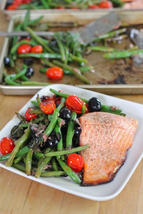 Eat Good 4 Life » Jamie Oliver’s tray baked salmon with veggies. MAKE THIS ASAP!!!!!  Some fresh lemon at the end takes it over the edge... as if it wasn't already! Jamie Oliver Salmon, Salmon With Veggies, Salmon Steak, Jamie Oliver Recipes, Grilled Salmon, Anchovies, Salsa Verde, Baked Salmon, Healthy Dishes