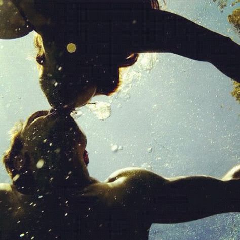 underwater meeting Underwater Kiss, Kiss Him Not Me, All The Bright Places, Image Couple, Leo Valdez, My Funny Valentine, Into The Wild, Foto Art, Photo Couple