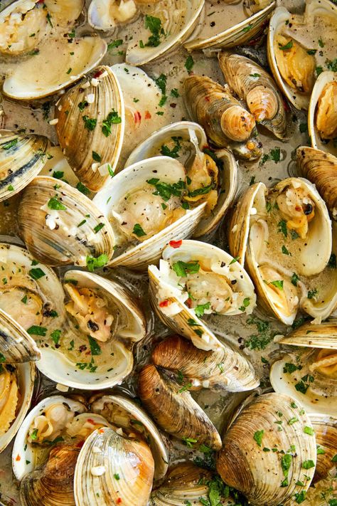 Easy Linguine with Clams - The easiest, budget-friendly pasta you will ever make, and it'll be on your dinner table in just 30 min. It's just THAT easy! Linguine With Clams, Linguine And Clams, Clam Pasta, Linguine Recipes, Yummy Pasta, Seafood Entrees, Clam Recipes, Food Crush, Fish Dinner