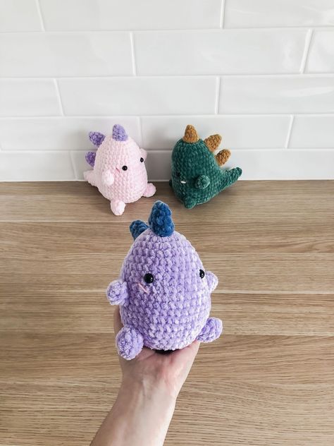 Free Amigurumi Crochet Patterns Dinosaurs, Chunky Crochet Animal Pattern, Crochet Dinosaur Plushie Pattern Free, Crochet Chunky Dinosaur Pattern Free, Fluffy Yarn Crochet Animals, Dinasour Crochet Patterns, Free Crochet Pattern Chunky Yarn, Small Crochet Stuffies, Crochet Plushies Pattern Free Easy