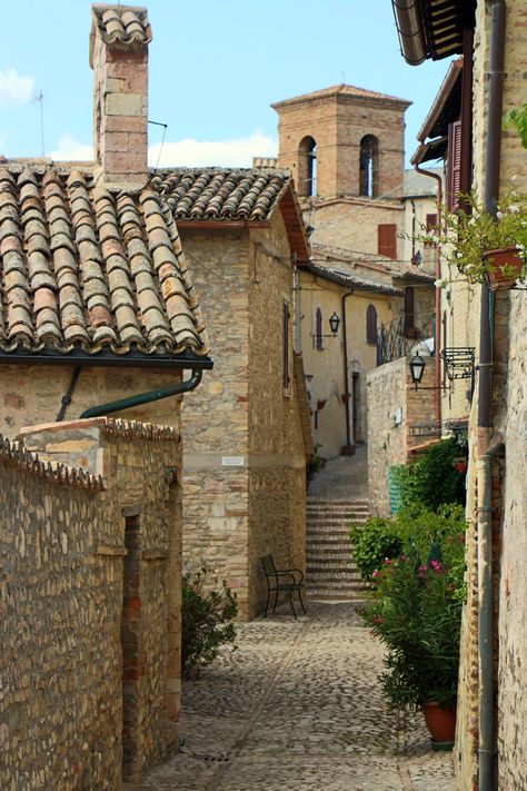 Histoy and wine in Montefalco | itinari Downtown Landscape, Southern Reach, Italian Village, Umbria Italy, Places In Italy, The Romans, Beautiful Streets, A Town, Umbria