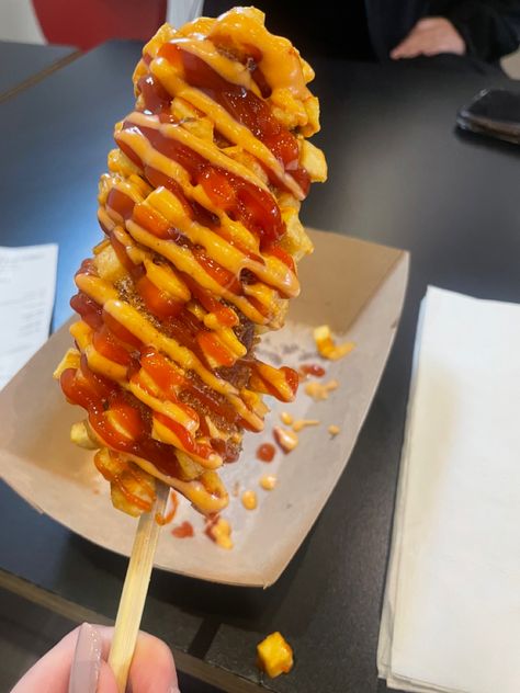 Half beef sausage half mozzarella, potato topping, and the sauces are, ketchup, spicy mayo, and sweet chili. So Hungry, Corn Dogs, Freddy Fazbear, Hot Dogs, Rice, Restaurant