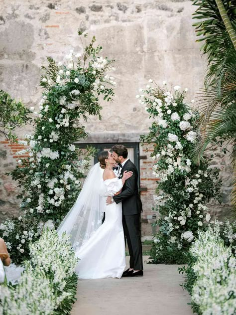 Summer Wedding Trends, Alter Flowers, Wedding Alters, Floral Arch Wedding, Wedding Ceremony Arch, Ceremony Design, Wedding Arch Flowers, Wedding Altars, Arch Flowers