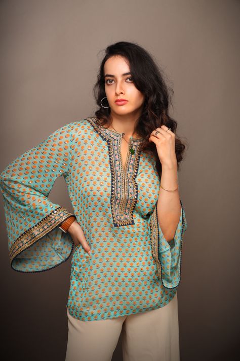 #kaftan #kaftandress #sabyasachi #sabyasachijewelry #sabyasachimukherjee #hm #hmxme” #modelagem #modelmakeup #styleblogger #fashiontrendsoutfits #fashionnova #fashionfever #indiandesignerwear #designerjewelry #designerkurti #fashiontrend #trendsetter #trending Sabyasachi Kurta, Short Tops For Jeans, Tunic Tops Outfit, Short Kurti Designs, Short Kurtas, Blouse Top Pattern, Indian Dress Up, Cotton Tops Designs, Sara Khan