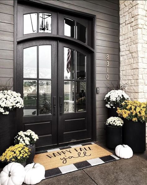 Modern Front Porch Decor, Double Door Entryway, Fall Front Door Decor, Outdoor Entryway, Front Porch Design, Fall Front Porch Decor, Fall Front Door, Fall Front Porch, Front Porch Decorating