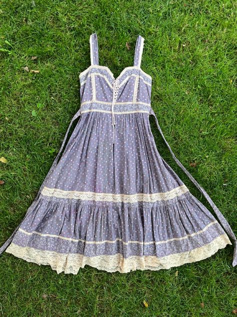 Purple Sundress Aesthetic, Purple Gunne Sax Dress, Grey And Purple Outfits, 80s Girl Fashion, Cottage Outfits, Sundress Aesthetic, Purple Sundress, 70s Prairie Dress, Vintage Gunne Sax Dress