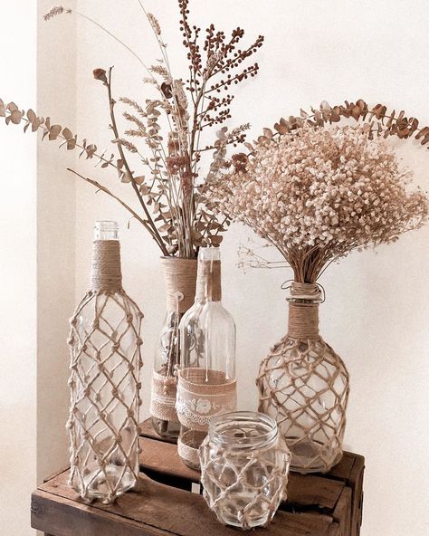 Aware Barcelona By Carola on Instagram: “Cute little corners 🌾  Esta semana os proponemos este DIY con botellas de cristal y cuerda de yute. ¿Os animáis a hacerlo en casa? Os hemos…” Glass Jar Diy, Whiskey Bottles, Rope Decor, Jar Diy, Macrame Art, Wedding Deco, Glass Jars, Home Deco, Boho Wedding