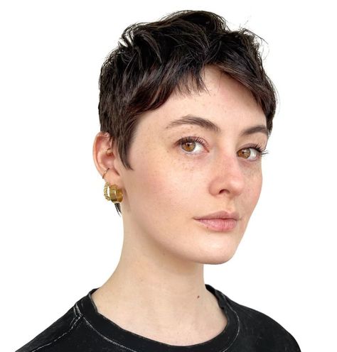 Boyish Shaggy Crop Genderfluid Hairstyles, Genderfluid Haircut, Boyish Haircut, Nonbinary Hair, Non Binary Haircuts, Androgynous Haircut, Androgynous Hair, Baby Bangs, Androgynous Look