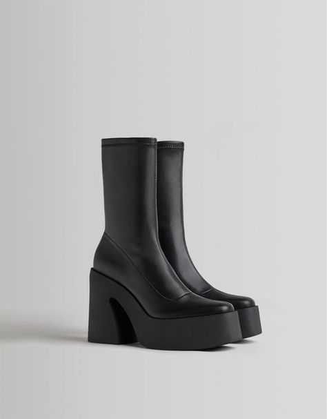 Las botas que estarán por todas partes en otoño y en 2023 Bershka Boots, Bershka Shoes, Black Platform Boots, Platform Ankle Boots, Black High Heels, Nubuck Leather, Womens Boots Ankle, Heeled Ankle Boots, Platform Boots