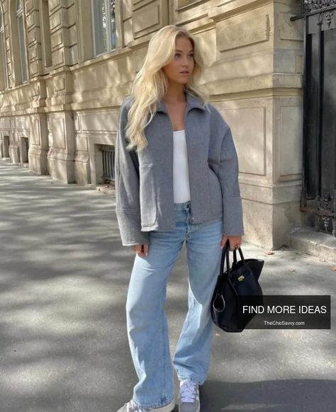 19  Timeless Light Wash Jeans Outfits for Cooler Months - Light wash jeans have become a wardrobe staple, offering a refreshing alternative to their darker counterparts. While often associated with warmer months, […] Style Light Wash Jeans, Light Wash Jeans Outfit, Wash Jeans Outfit, Jeans And Flats, Jeans T Shirt, Jeans Outfits, Versatile Outfits, Black Turtleneck, Cozy Chic