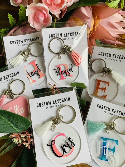 Personalized School Supplies Labels, Diy Crystal Crafts, Cricut Keychains, Keychain Packaging, Cricut Help, Silhouette Cameo Crafts, Keychain Craft, Acrylic Keychains, Cricut Joy