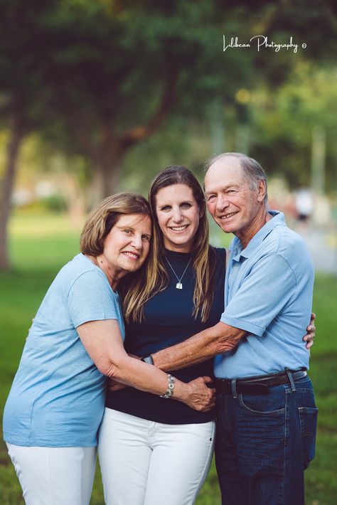 Family Of 3 Adults Photoshoot, Senior Pictures With Grandparents, Family And Grandparents Photography, Family Grandparents Photography, Family Shoot With Grandparents, Grandparents Family Photos, Family Photo Ideas With Grandparents, Extended Family Pictures Poses, Grandparents Photoshoot