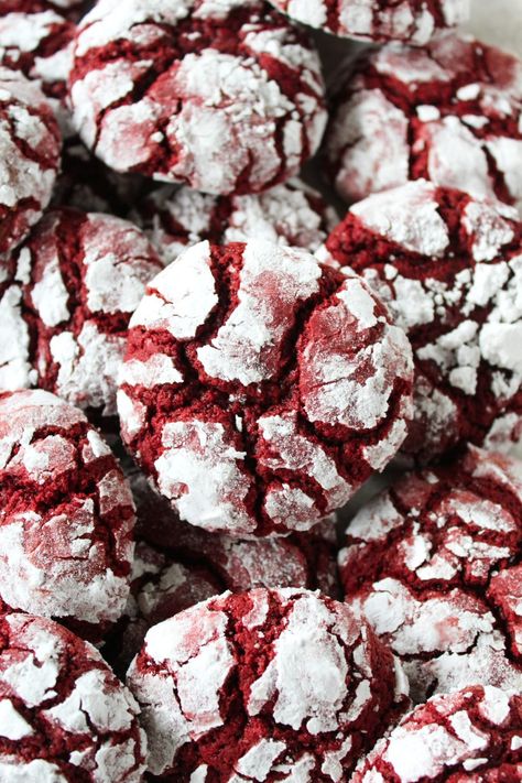 Red Velvet Crinkle Cookies - Sweets by Elise Powdered Sugar Cookies, Red Velvet Crinkles, Red Velvet Cookie Recipe, Cracked Cookies, Red Velvet Crinkle Cookies, Christmas Baking Cookies, Cookie Types, Red Velvet Cookies, Roll Cookies