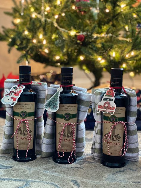 Easy gift for the holidays. Olive Oil Christmas Gift, Olive Oil Gift Ideas, Christmas Gifts For Coworkers, Oil Gifts, Vendor Events, Liquor Store, Gift Packs, Gifts Holiday, Easy Gifts