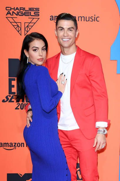 MTV EMAs 2019 - Red Carpet Arrivals Cristiano Ronaldo Girlfriend, Ronaldo Wife, Ronaldo Girlfriend, Ronaldo Pictures, Dubai Beach, Ronaldo Cristiano, Expecting Twins, Soccer Stars, Sleeveless Bodycon Dress