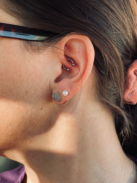 simple daith Simple Daith Piercing, Daith Piercing Silver, Daith Piercing Stud, Minimalist Ear Piercings, Cool Piercings, Daith Piercing, Ear Piercings, Piercings, Pearl Earrings