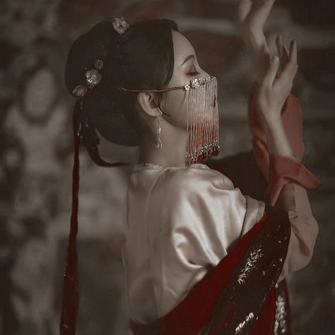 ೄྀ࿐ ˊˎ-╰┈➤ ɴᴏᴛᴇs 📄: aesthetic. aesthetics. girl. theme. royalty. samurai. japan. japanese. grunge. red. red aesthetic. night. badass. edit. filter. fs. fx. #aesthetic #aesthetics #samurai #icon #theme #edit #fs #fx #grunge #dark #redaesthetic #night #japan #japanese #filter #scenery #darkangelsa Red Aesthetic Night, Japanese Filter, Samurai Icon, Ancient China Aesthetic, Japanese Grunge, Aesthetics Girl, Samurai Japan, Icon Theme, Goddess Aesthetic