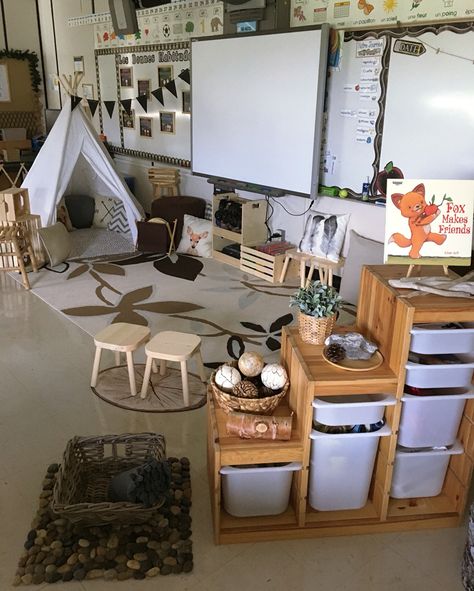 Nature inspired classroom re-design for my 2016-2017 school year 🌿 Nature Kindergarten Classroom, Nature In The Classroom, Calm Classroom Environment, Nature Inspired Classroom Decor, Hygge Classroom Decor, Primary School Classroom Design, Natural Daycare, Natural Classroom Displays, Nursery Classroom Ideas