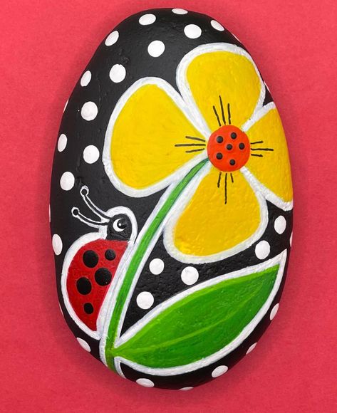 Painted Ladybug Rocks, Spring Painted Rocks, Flower Rock Painting Ideas, Ladybug Painted Rocks, Rock Painting Flowers, Ladybug Rocks, Garden Rock Art, Stone Wall Art, Rock Flowers