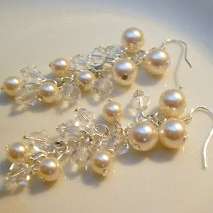 Cascading Pearl Wedding Earrings. Another pair of perfect #DIY earrings for a wedding! Diy Wedding Earrings, Anting Manik, Crystal Earrings Wedding, Pearl Earrings Wedding, Tree Earrings, Long Fringe, Earring Tutorial, Jewelry Making Tutorials, Crystal Wedding