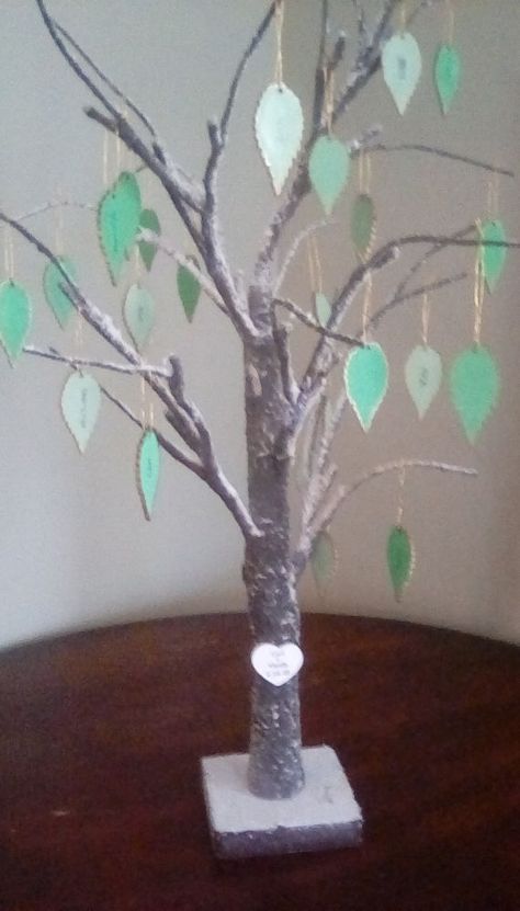 Memorial Tree Ideas, Family Tree Display, Family Tree With Names, Family Tree Diy, Wood Plank Christmas, Family Trees Diy, Wooden Leaves, Memorial Tree, Family Tree Craft