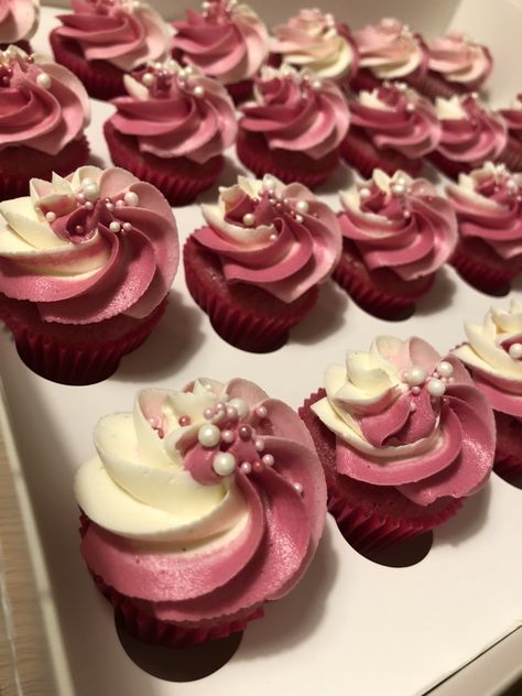 pink ombré mini cupcakes Burgundy And Pink Birthday Cake, Pink Ombre Cupcakes, Rose Gold Cupcake Ideas, Pink Cupcakes Decoration, Burgundy Cupcakes, Mini Cupcake Ideas, Proposal Cupcakes, Decorative Cupcakes, Bachelorette Cupcakes