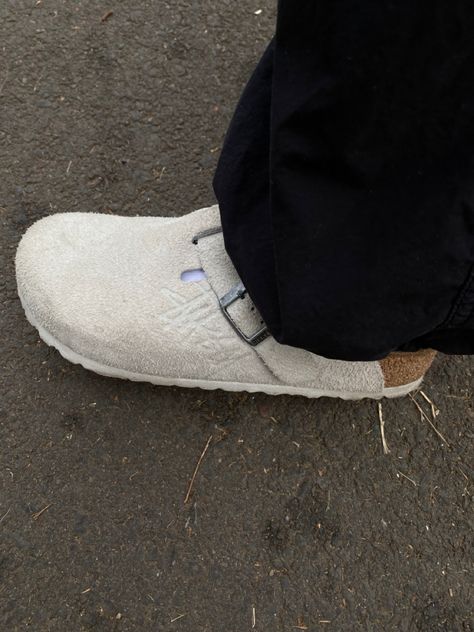 Stussy x Birkenstock boston collab color bone Stussy Birkenstock, Birkenstock Fashion, Birkenstock Mules, Boston Outfits, White Birkenstocks, White Clogs, Fashion Style Outfits, Birkenstock Outfit, Platform Shoes Heels