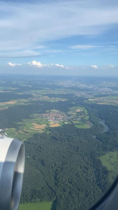 Video Perjalanan Aesthetic, Airplane Prank, Pesawat Aesthetic, Plane Window View, Perjalanan Kota, Airplane Window View, Airport Pictures, Dubai Aesthetic, Night Sky Photography