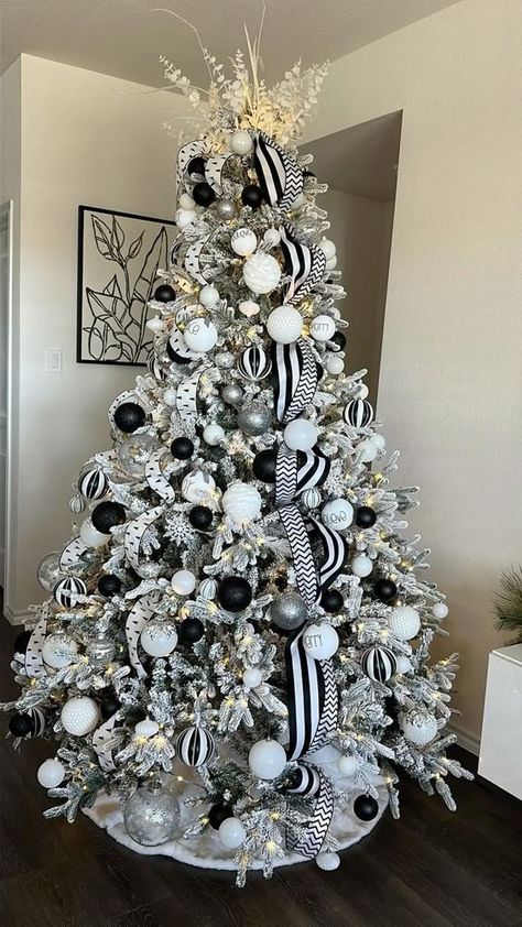 Black White And Gold Christmas, Black White Christmas Tree, Black And White Christmas Tree, Black Christmas Tree Decorations, Black Christmas Decorations, Christmas Tree Inspo, White Christmas Tree Ideas, Black And White Christmas, Black White Christmas