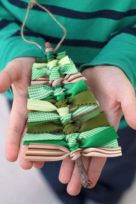 Easy To Make Christmas Ornaments, Homemade Christmas Tree, Diy Christmas Ornaments Easy, Eco Friendly Christmas, Diy Christmas Tree Ornaments, Crafts To Make And Sell, Easy Christmas Diy, Christmas Ornaments Homemade, Christmas Ornament Crafts