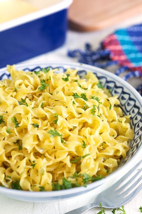 BEST Buttered Noodles Recipe - The Suburban Soapbox Best Buttered Noodles, Egg Noodle Side Dish, Buttered Noodles Recipe, Garlic Butter Noodles, Noodle Recipes Homemade, Noodle Recipes Easy, Pasta Side Dishes, Pasta Sides, Buttered Noodles