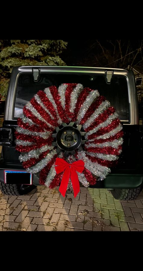 Jeep Tire Decorations, Jeep Wrangler Holiday Decorations, Jeep Decorated For Christmas, Jeep Tire Christmas Decorations, Thanksgiving Jeep Decorations, Christmas Parade Jeep Ideas, Jeep Spare Tire Christmas Wreath, Christmas Parade Car Decorations, Christmas Jeep Decorations For Parade