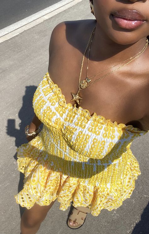 Casual Tropical Outfits For Women, Boat Fits Aesthetic, Yellow On Black Women, Vacay Fits Black Women, Hawwain Theme Outfits, Summer Aesthetic Black Women, Baddie Summer Outfits Vacation, Tropical Outfit Aesthetic, Island Aesthetic Outfit