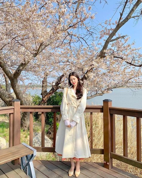 Japan Spring Fashion, Cherry Blossom Outfit, Spring Outfits Japan, Cherry Blossom Pictures, Korean Winter Outfits, Autumn In Korea, Ootd Korean Style, Japan Outfits, Japan Spring