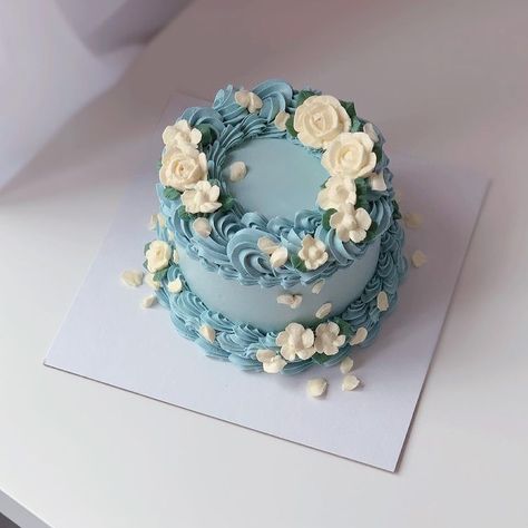 April’s Baker en Instagram: “Monday blues🫐” Chocolate Drip Cake Birthday, 15th Birthday Cakes, Blue Birthday Cakes, Birthday Cake With Flowers, Beautiful Cake Designs, Cupcake Cake Designs, Spring Cake, Simple Birthday Cake, Pretty Birthday Cakes