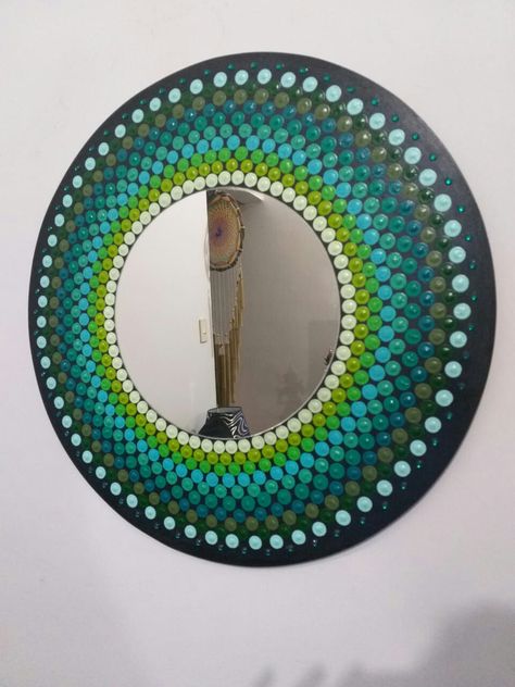 Mandala On Mirror, Dot Mandala Mirror, Mandala Mirror, Art Deco Curtains, Mosaic Mirror Frame, Glass Painting Patterns, Mirror Frame Diy, Lippan Art, Stone Art Painting